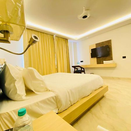 Hotel Holiday Grand Greater Noida Exteriör bild