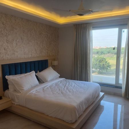 Hotel Holiday Grand Greater Noida Exteriör bild