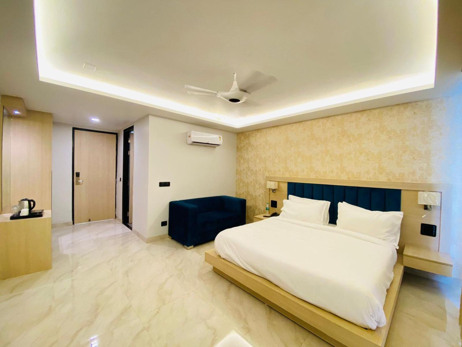 Hotel Holiday Grand Greater Noida Exteriör bild