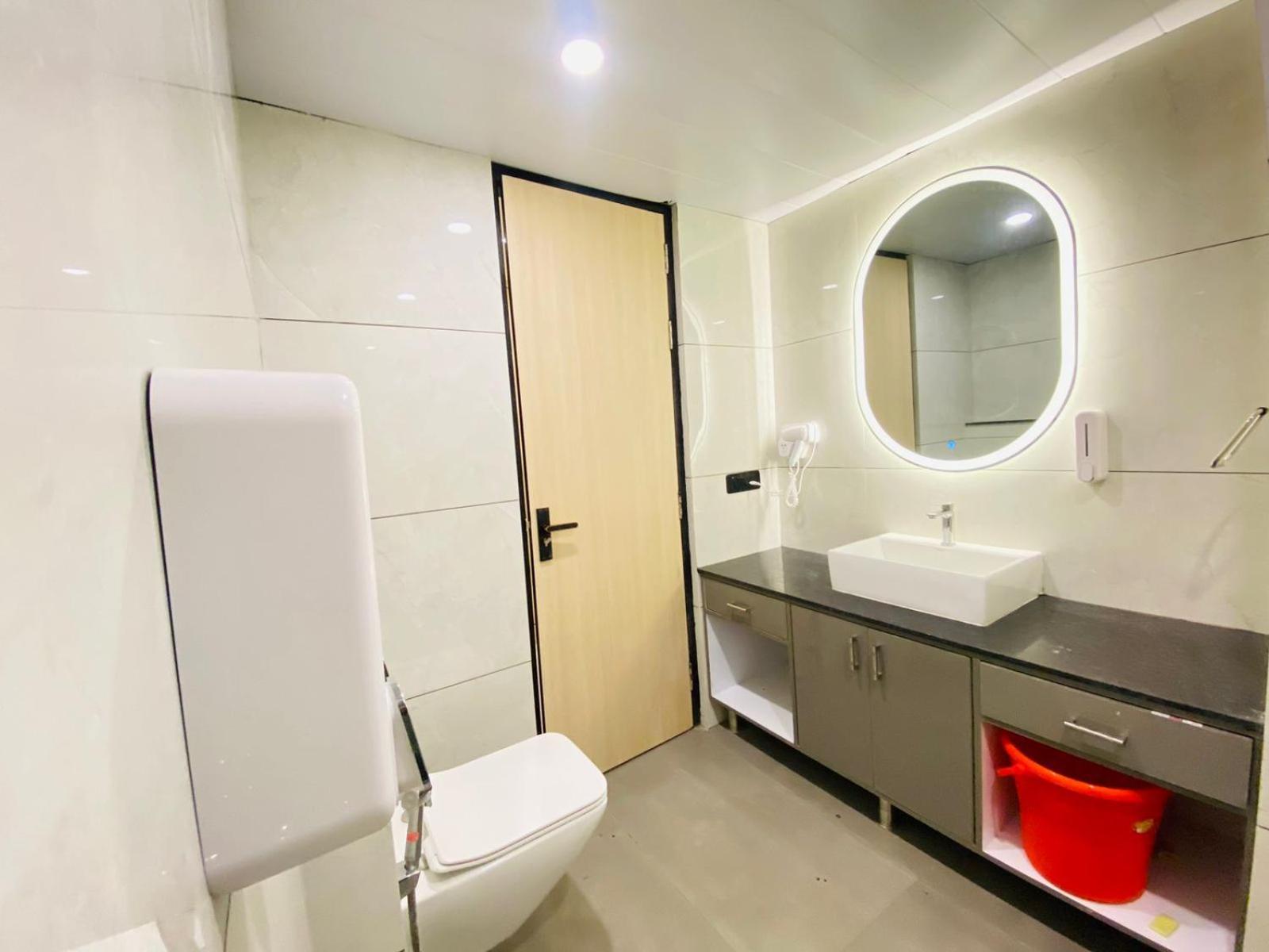 Hotel Holiday Grand Greater Noida Exteriör bild