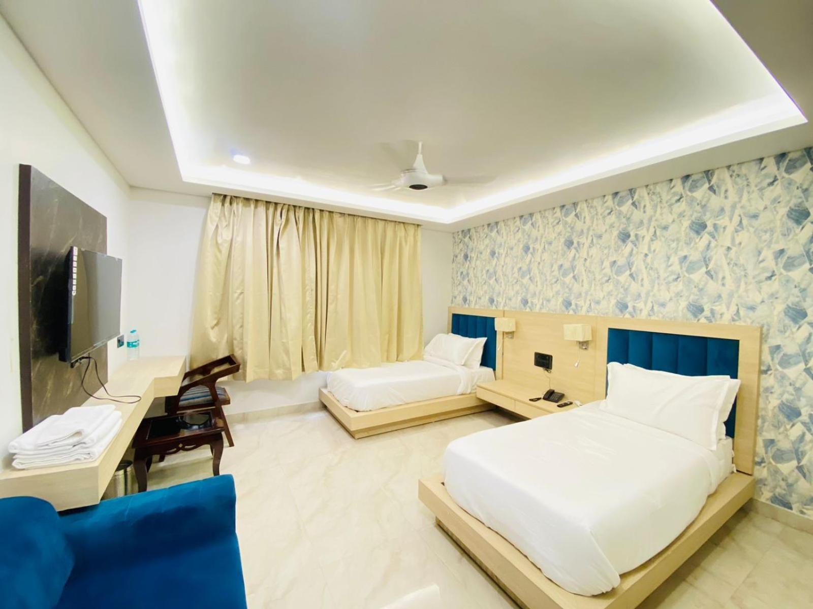 Hotel Holiday Grand Greater Noida Exteriör bild
