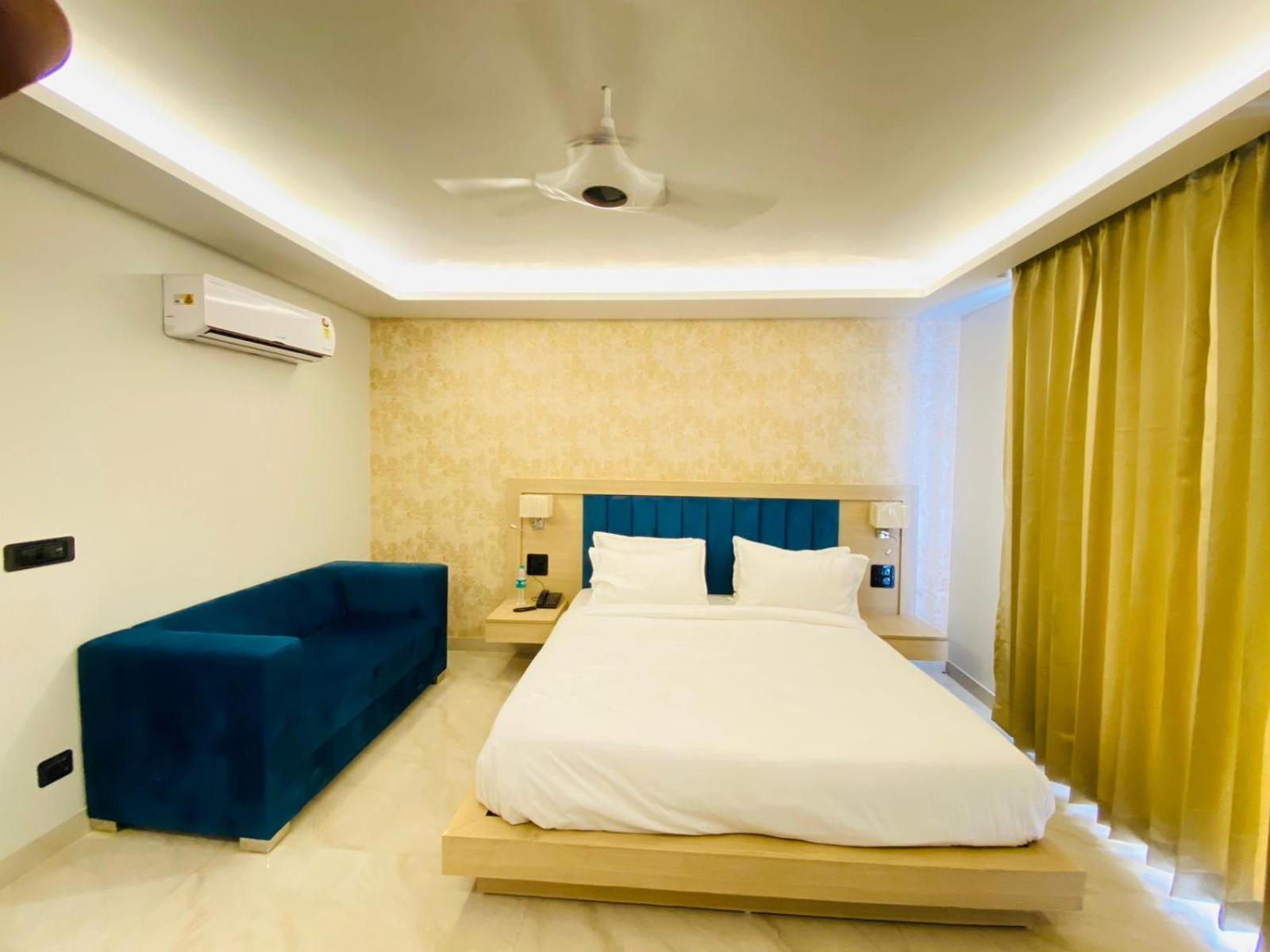 Hotel Holiday Grand Greater Noida Exteriör bild