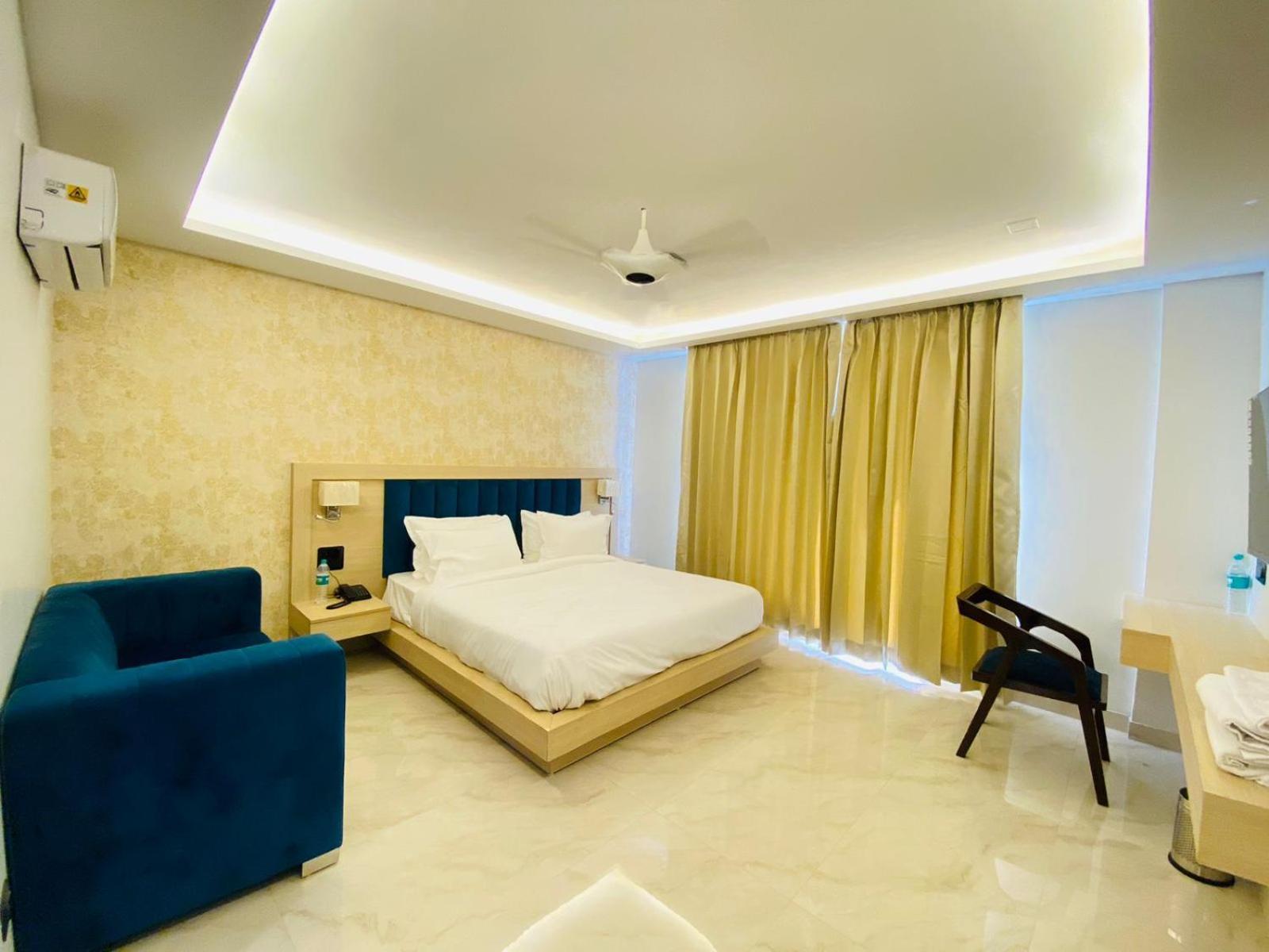 Hotel Holiday Grand Greater Noida Exteriör bild
