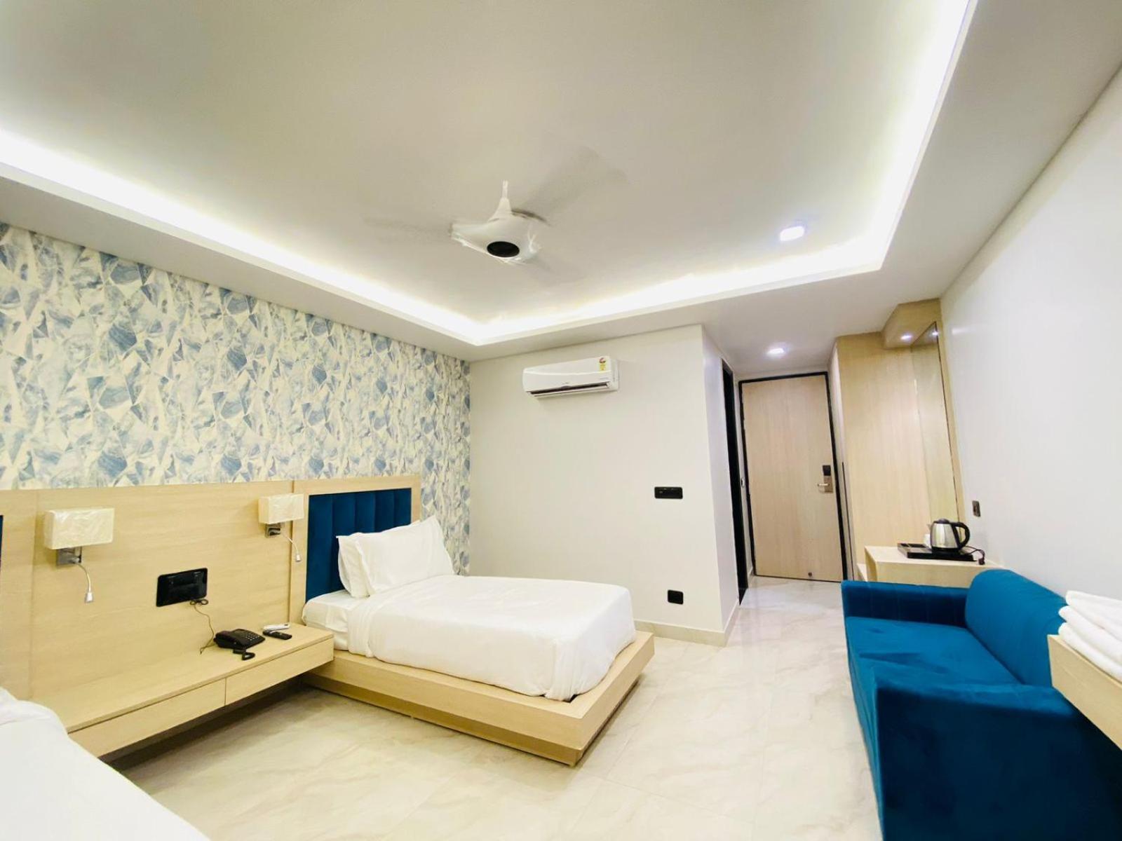 Hotel Holiday Grand Greater Noida Exteriör bild