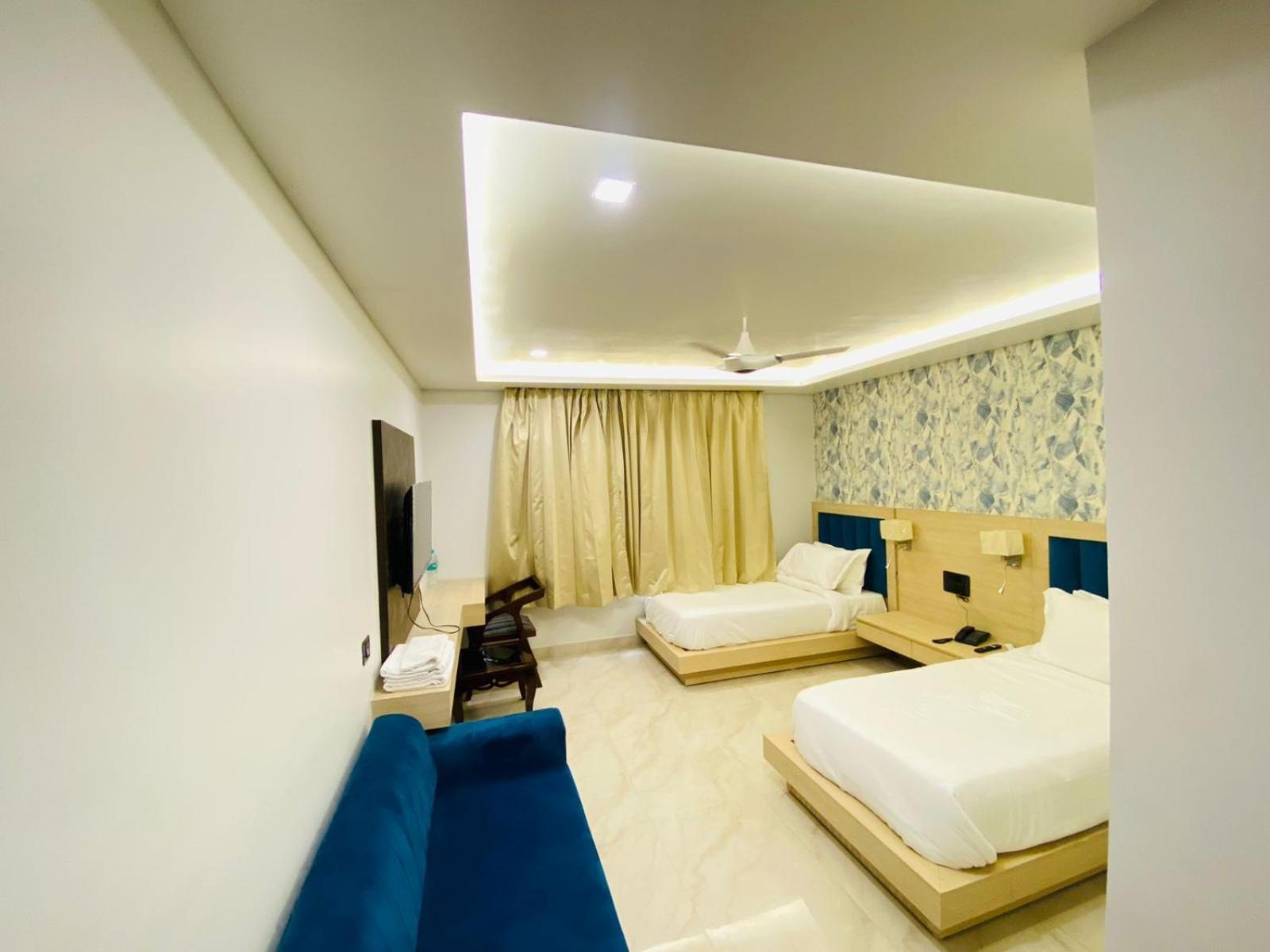 Hotel Holiday Grand Greater Noida Exteriör bild