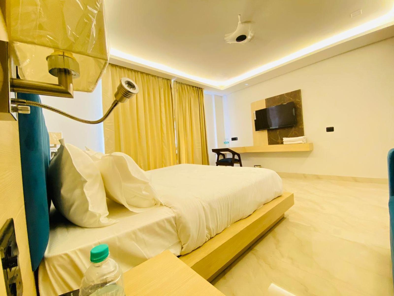 Hotel Holiday Grand Greater Noida Exteriör bild