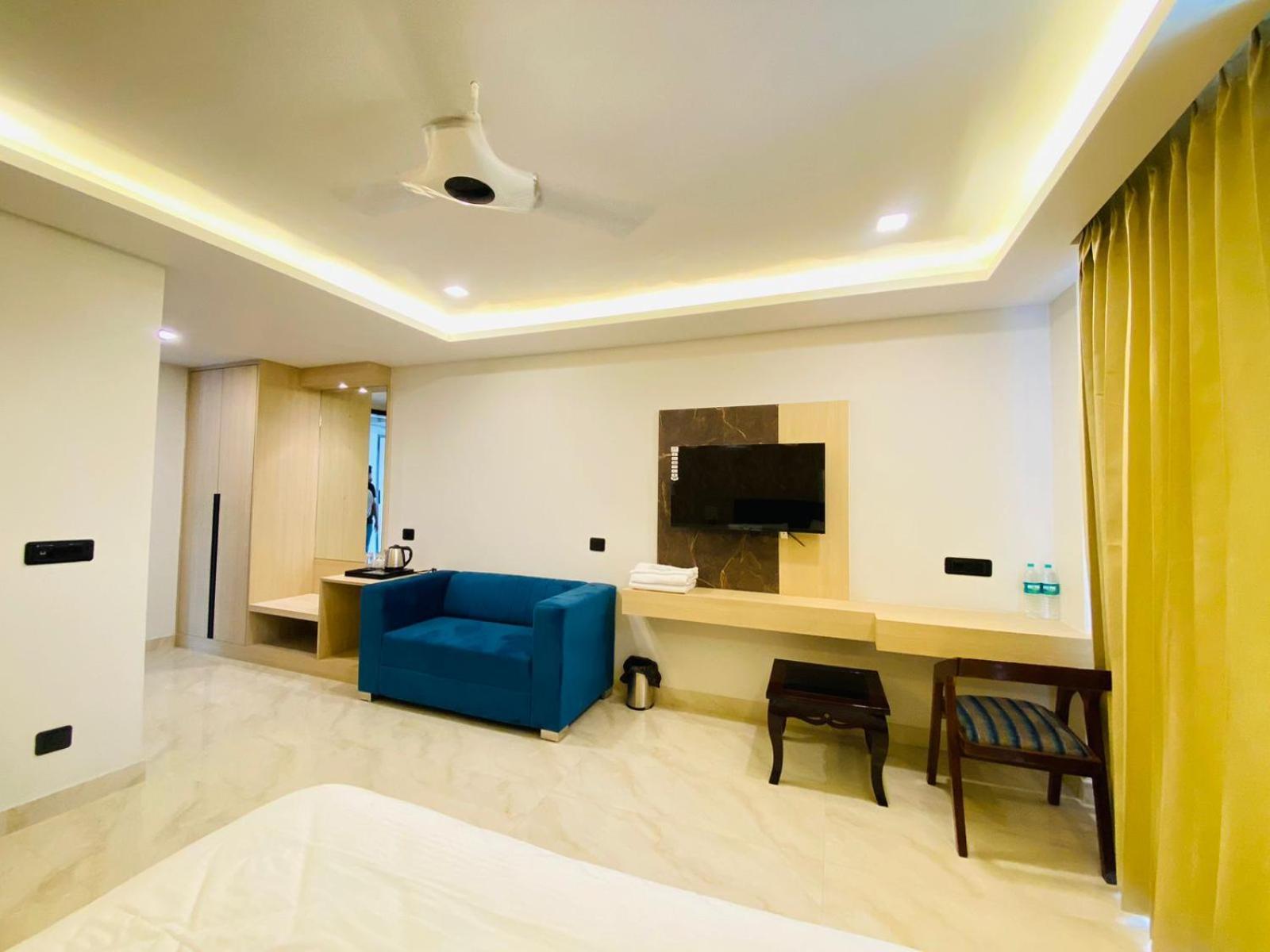 Hotel Holiday Grand Greater Noida Exteriör bild