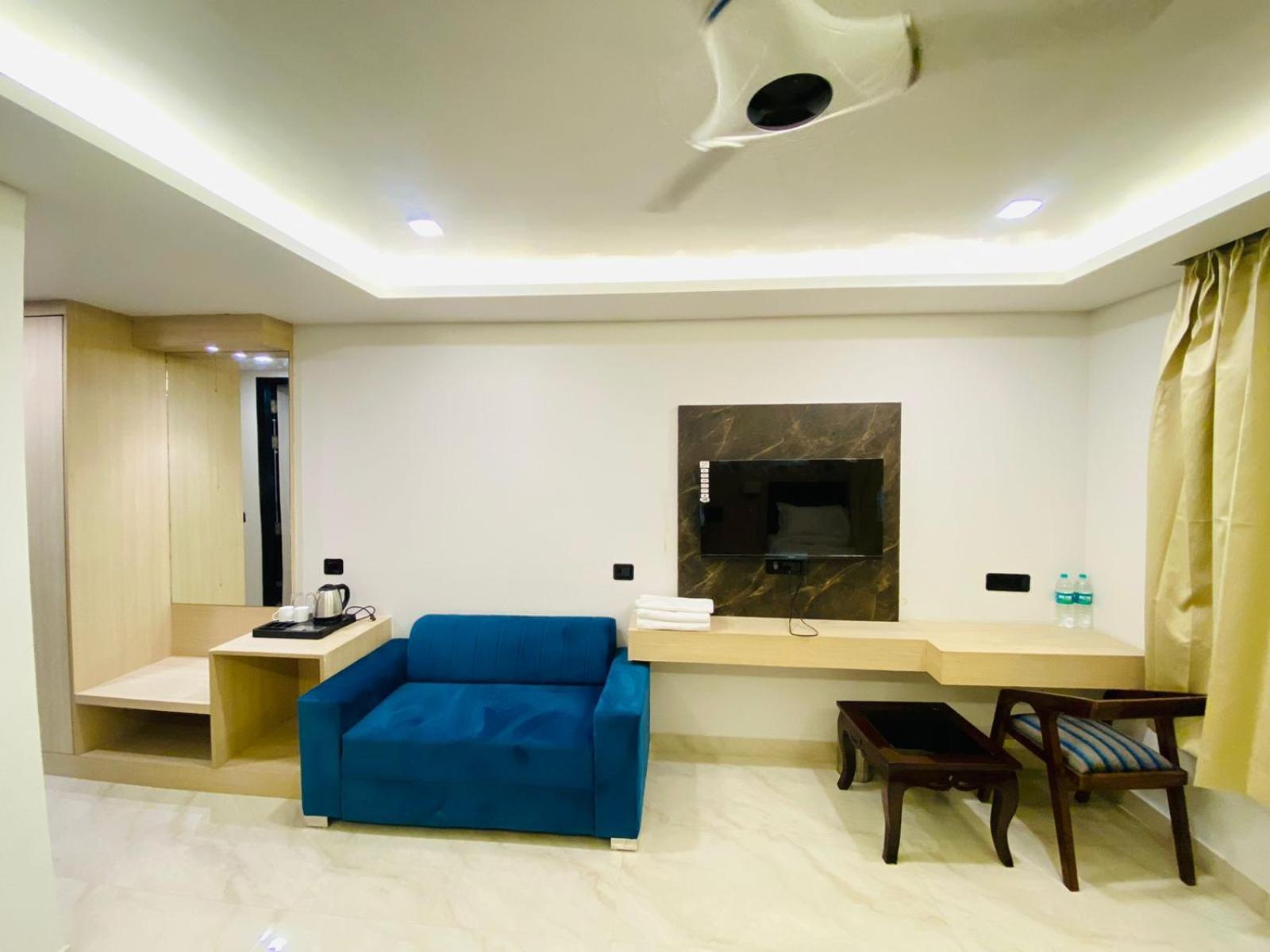 Hotel Holiday Grand Greater Noida Exteriör bild