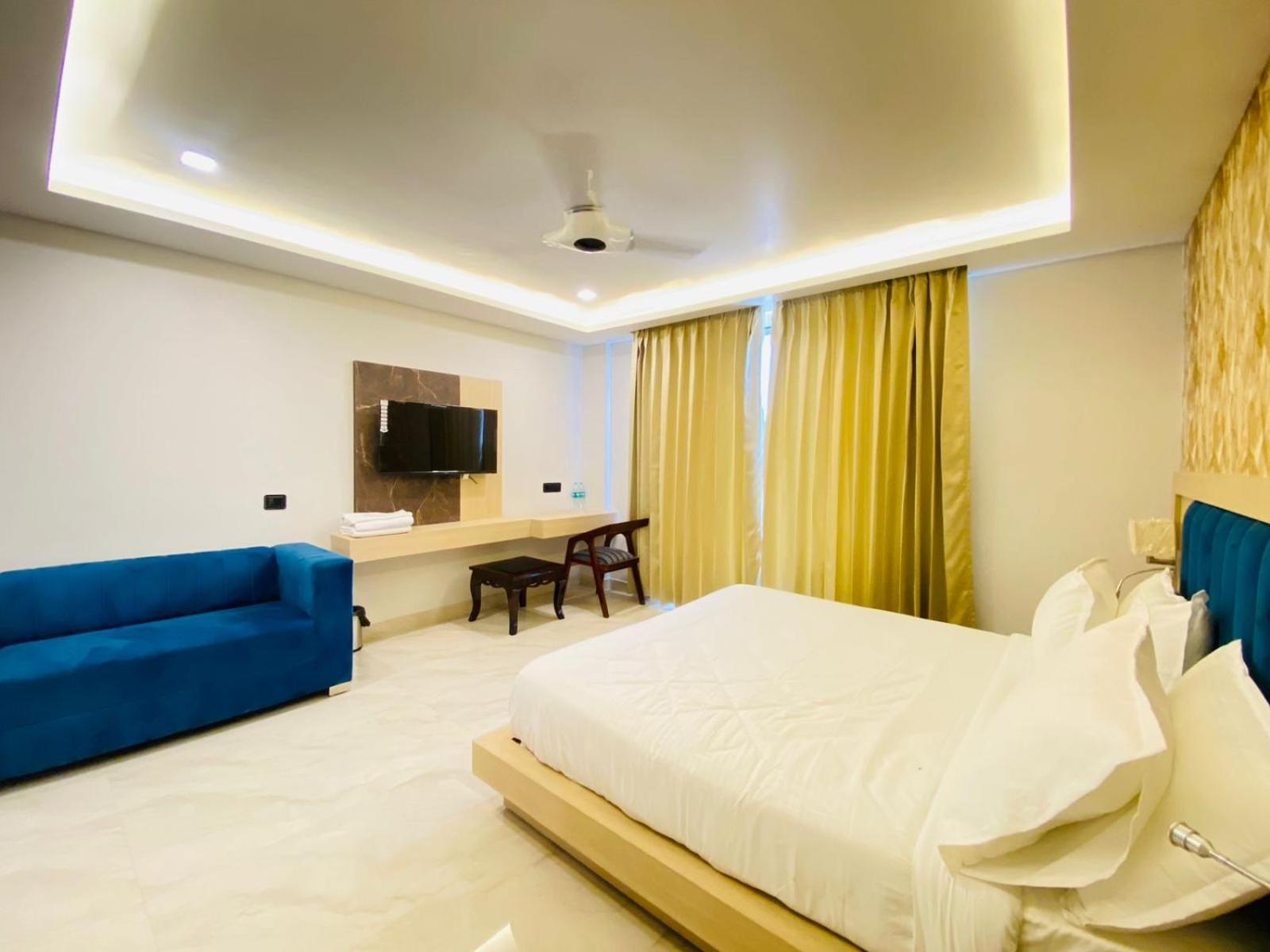 Hotel Holiday Grand Greater Noida Exteriör bild