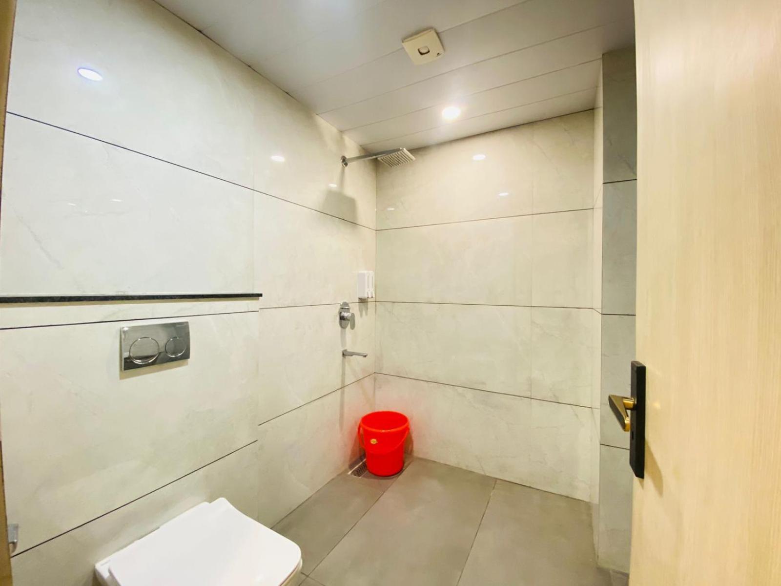 Hotel Holiday Grand Greater Noida Exteriör bild