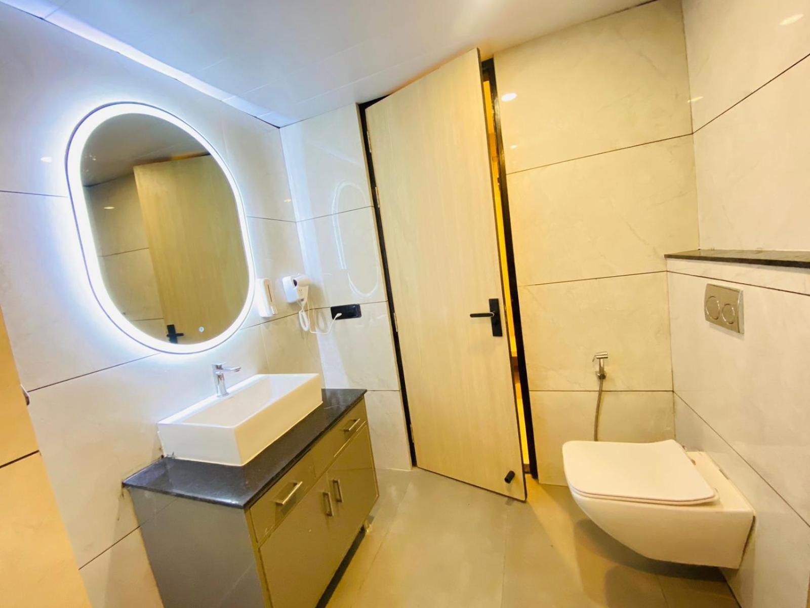 Hotel Holiday Grand Greater Noida Exteriör bild