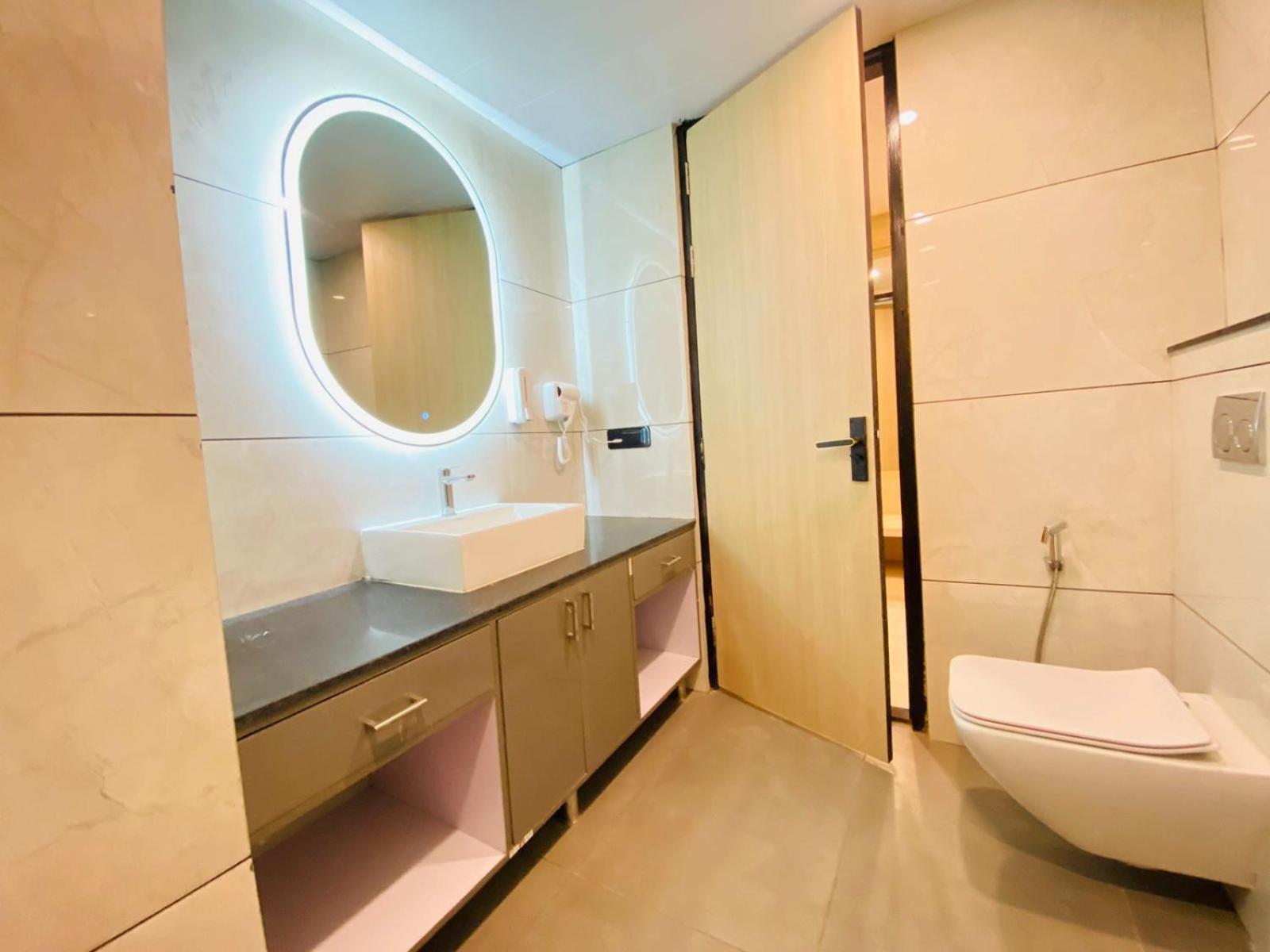Hotel Holiday Grand Greater Noida Exteriör bild