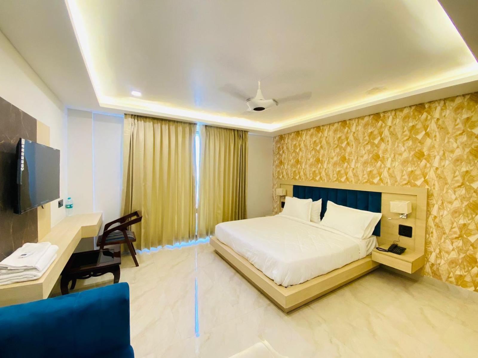 Hotel Holiday Grand Greater Noida Exteriör bild