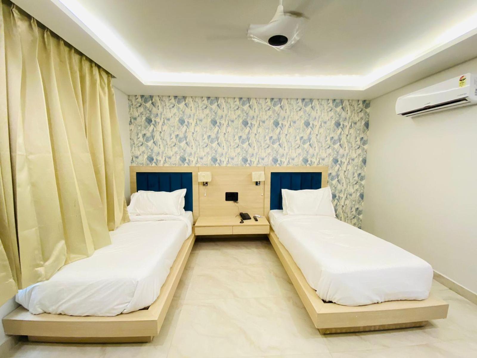 Hotel Holiday Grand Greater Noida Exteriör bild