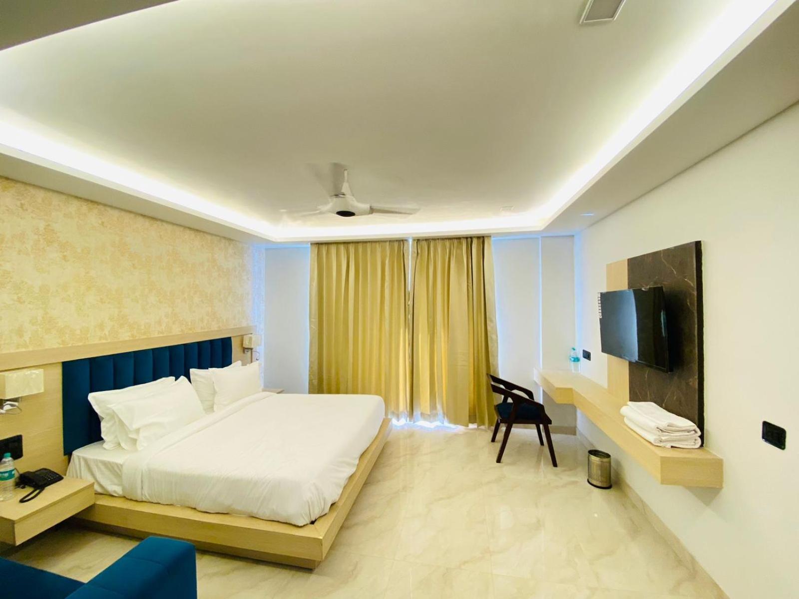 Hotel Holiday Grand Greater Noida Exteriör bild