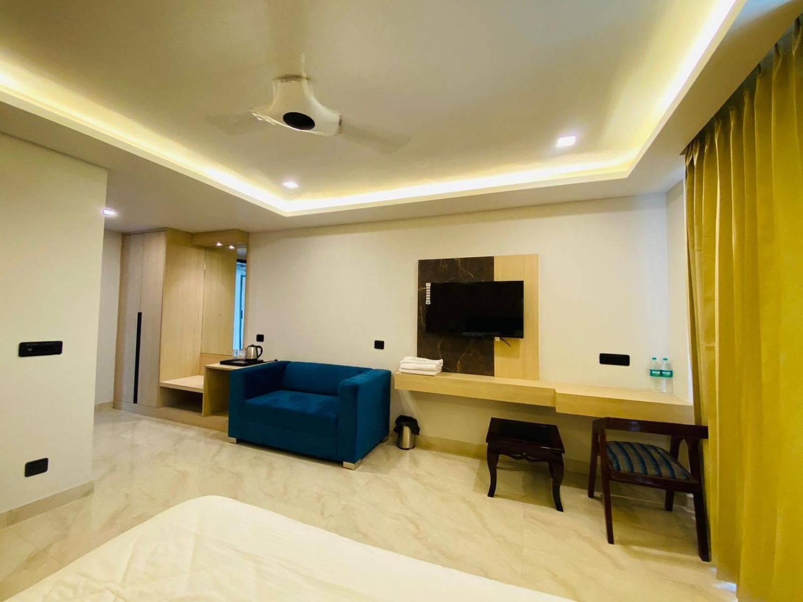 Hotel Holiday Grand Greater Noida Exteriör bild