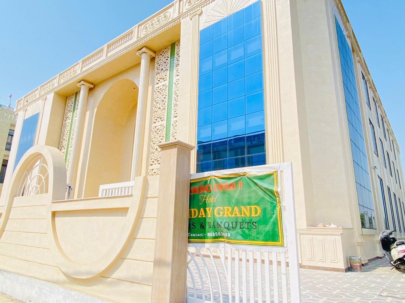 Hotel Holiday Grand Greater Noida Exteriör bild