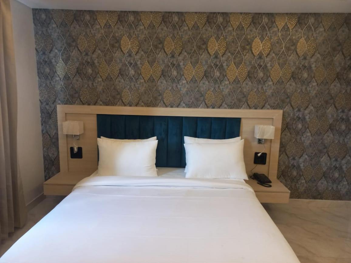 Hotel Holiday Grand Greater Noida Exteriör bild