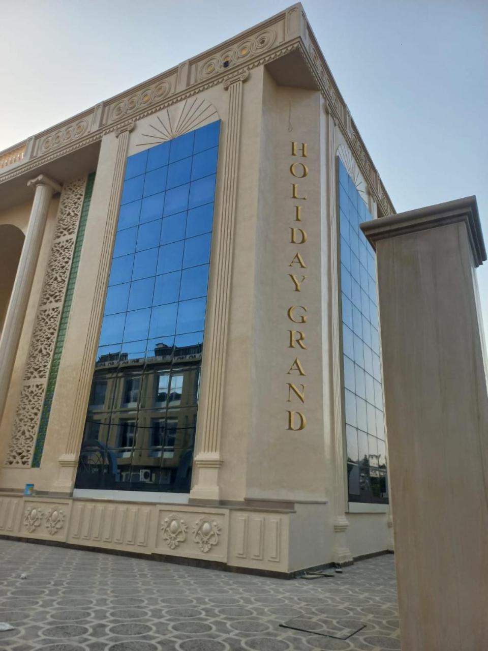 Hotel Holiday Grand Greater Noida Exteriör bild