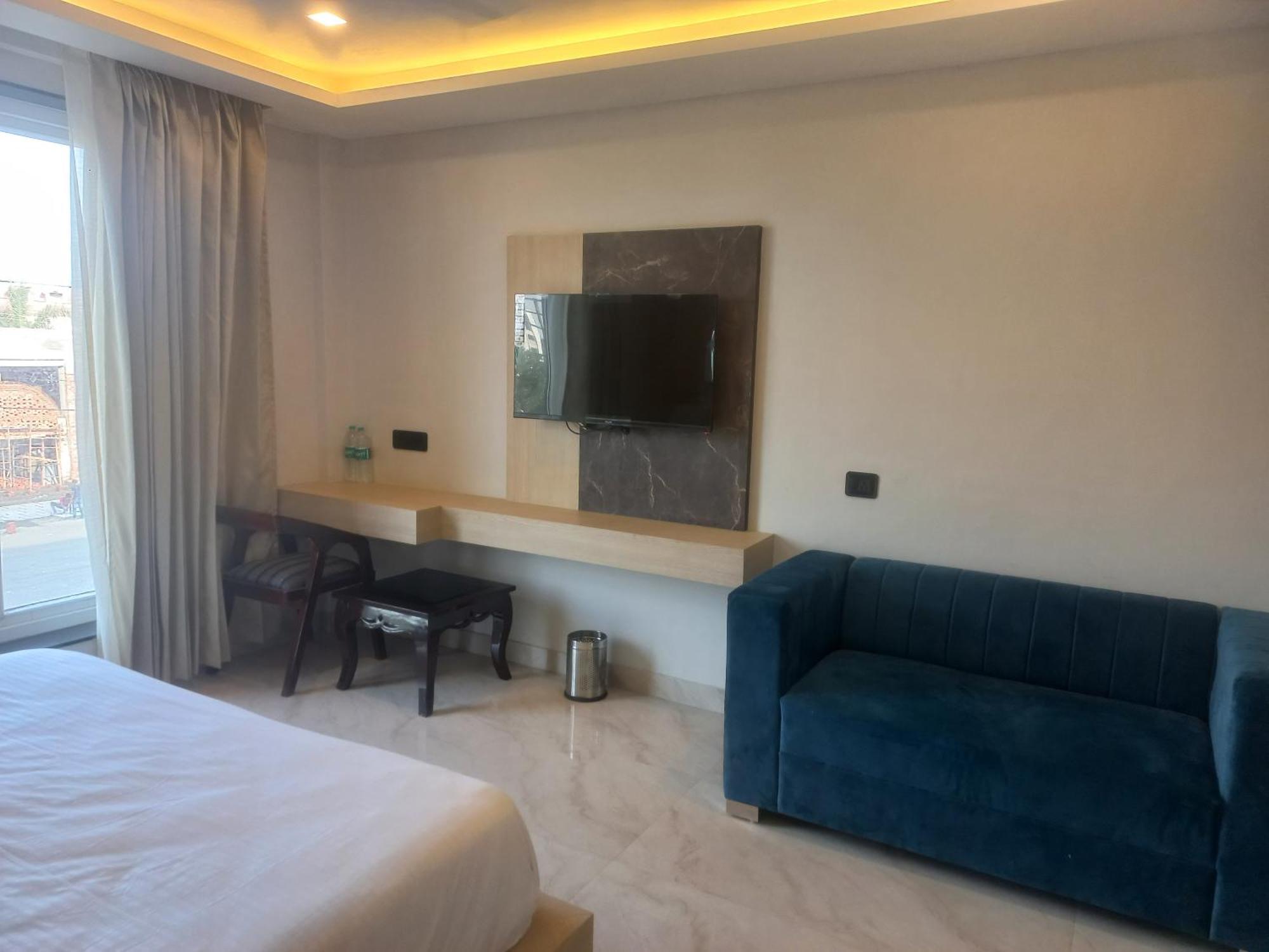 Hotel Holiday Grand Greater Noida Exteriör bild